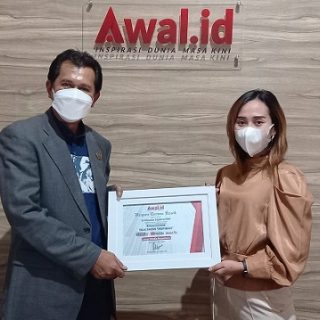 Wakil Ketua Komisi C DPRD Jateng, Sriyanto Saputro saat menerima kenang-kenangan dari Komisaris Utama Awal.id Dahlia Chalisa Salsabilla, baru-baru ini.