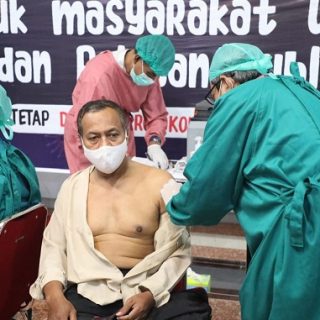 Warga mendapat pelayanan di Sentra Vaksinasi Grhadika yang digelar Pemprov Jateng