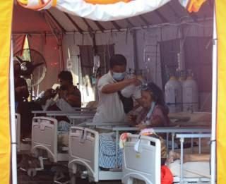 Beberapa pasien RSUD Tugurejo dirawat di tenda darurat yang didirikan di depan gedung IGD