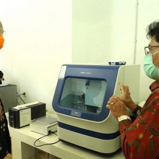 Gubernur Ganjar Pranowo melihat pengujian sampel pasien suspect Covid-19 di Balai Besar Penelitian dan Pengembangan Vektor dan Reservoir Penyakit (B2P2VRP), Salatiga.