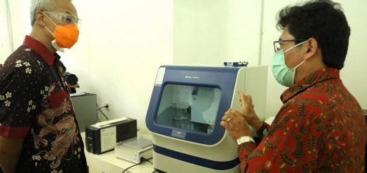 Gubernur Ganjar Pranowo melihat pengujian sampel pasien suspect Covid-19 di Balai Besar Penelitian dan Pengembangan Vektor dan Reservoir Penyakit (B2P2VRP), Salatiga.