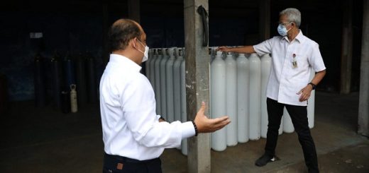 Gubernur Ganjar Pranowo melihat Depo Samator Gas Industry di Bawen, Kabupaten Semarang, Selasa (22/6)