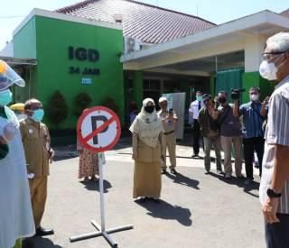 Gubernur Ganjar Pranowo melihat penanganan pasien Covid-19 di RSUD Kabupaten Batang, Selasa (29/6)