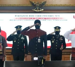 Gubernur Ganjar Pranowo dan Forkompinda Jateng mengikuti upacara peringatan Hari Lahir Pancasila secara daring