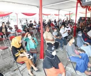 Warga antre vaksinasi di halaman gedung gubernuran yang diprioritaskan untuk lansia