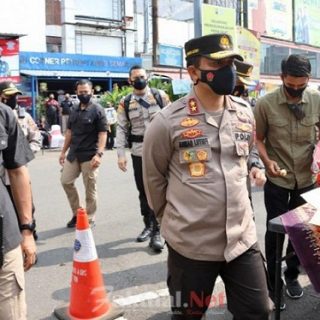Kapolda Jateng, Irjen Pol Ahmad Luthf meninjau pelaksanaan vaksinasi Covid-19 di Simpang Lima, Semarang.