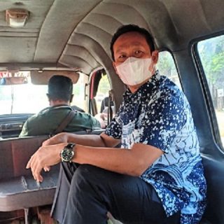 Ketua DPRD Kota Semarang Kadarlusman naik angkot untuk melaksanakan penetapan hari Selasa sebagai Hari Angkutan Umum oleh Wali Kota Semarang.