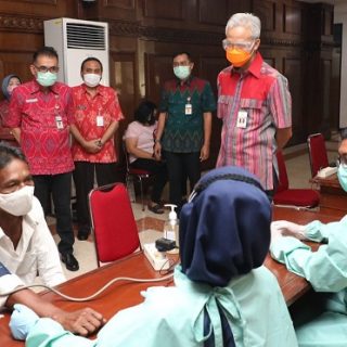 Gubernur Ganjar Pranowo meninjau pelaksanaan Sentra Vaksinasi Gradika untuk  masyarakat umum dan pelayan publik dimulai hari ini Selasa (8/6)