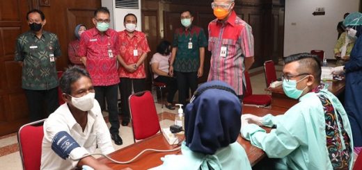 Gubernur Ganjar Pranowo meninjau pelaksanaan Sentra Vaksinasi Gradika untuk  masyarakat umum dan pelayan publik dimulai hari ini Selasa (8/6)