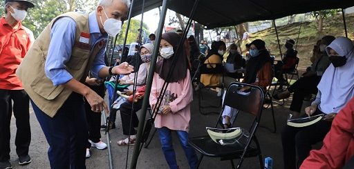 Gubernur Jawa Tengah, Ganjar Pranowo, didampingi Pangdam IV/Diponegoro dan Kapolda Jateng meninjau Vaksinasi Covid-19 bagi anak usia 12-17 tahun dalam rangka hari anak nasional tahun 2021 di GOR Patriot Kodam IV/Diponegoro, Jumat (23/7)