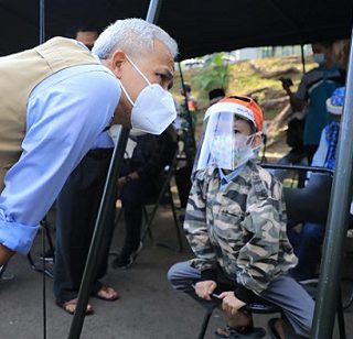 Gubernur Jawa Tengah, Ganjar Pranowo meninjau Vaksinasi Covid-19 bagi anak usia 12-17 tahun dalam rangka Hari Anak Nasional Tahun 2021 di GOR Patriot Kodam IV/Diponegoro, Jumat (23/7)