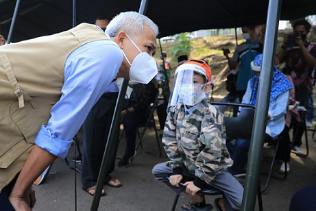 Gubernur Jawa Tengah, Ganjar Pranowo meninjau Vaksinasi Covid-19 bagi anak usia 12-17 tahun dalam rangka Hari Anak Nasional Tahun 2021 di GOR Patriot Kodam IV/Diponegoro, Jumat (23/7)