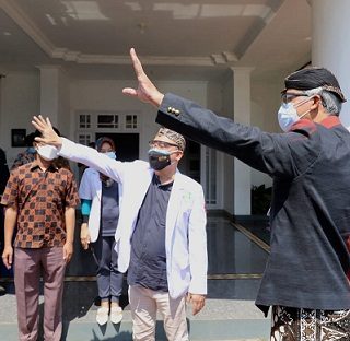 Gubernur Ganjar Pranowo melihat penanganan pasien Covid-19 di Rumah Sakit Islam Banjarnegara, Kamis (8/7)