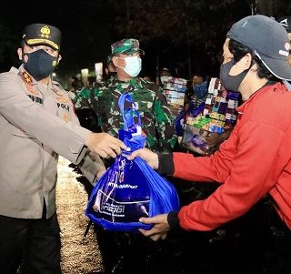 Kapolda Jateng, Irjen Pol Ahmad Luthfi dan Pangdam IV Diponegoro, Mayjen TNI Rudianto bagi-bagi bansos kepada masyarakat.
