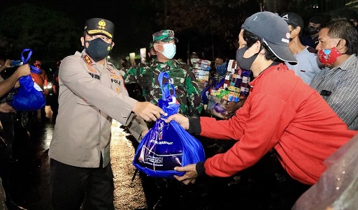 Kapolda Jateng, Irjen Pol Ahmad Luthfi dan Pangdam IV Diponegoro, Mayjen TNI Rudianto bagi-bagi bansos kepada masyarakat.