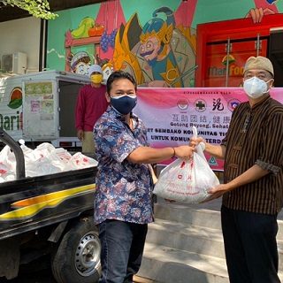 Ketua FWPJT Damar Sinuko menerima bantuan paket sembako dari Koordinator Komunitas Tionghoa Semarang Harjanto Halim.