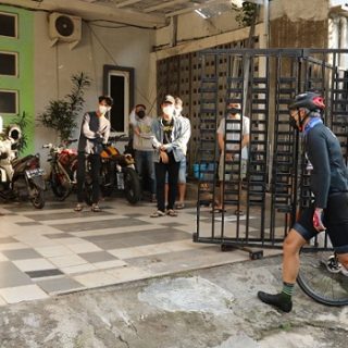 Gubernur Jawa Tengah, Ganjar Pranowo, sambil gowes menyambangi beberapa asrama mahasiswa luar Jawa, di antaranya asrama mahasiswa Sumatra Utara