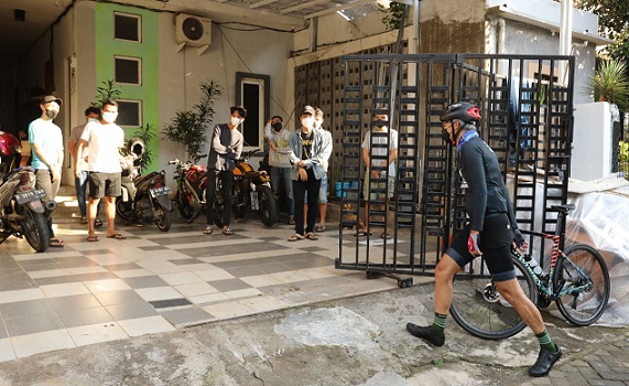 Gubernur Jawa Tengah, Ganjar Pranowo, sambil gowes menyambangi beberapa asrama mahasiswa luar Jawa, di antaranya asrama mahasiswa Sumatra Utara