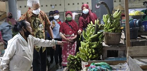 Gubernur jateng Ganjar Pranowo memborong buah pisang di Pasar Tawangmangu.