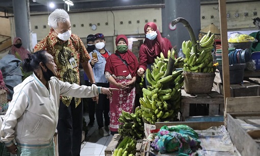 Gubernur jateng Ganjar Pranowo memborong buah pisang di Pasar Tawangmangu.