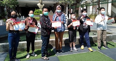 Ketua Percasi Kota Semarang menyerahkan medali, piagam dan uang pembinaan kepada pecatur senior putri, Zhara Chumaira WFM, yang meraih medali emas di Kejurprov Catur Online 2021, Percasi Jateng 2021, di Taman Balikota Semarang, Sabtu (10/7).