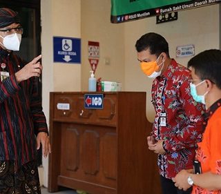 Gubernur Ganjar Pranowo mengecek penanganan pasien Covid-19 di RSUD Muntilan, Kabupaten Magelang, Kamis (15/7)