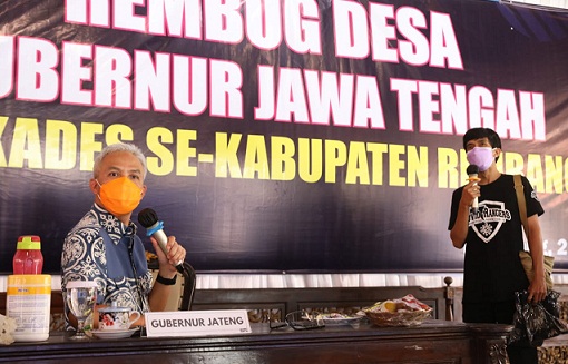 Gubernur Jateng Ganjar Pranowo mendengarkan cerita anggota Covid Rangers di sela memimpin Rembug Desa dengan para Kades se Kabupaten Rembang, Rabu (21/7)