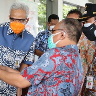 Bupati Rembang, Abdul Hafidz (bertopi), mendampingi Gubernur Ganjar Pranowo melihat penanganan pasien Covid-19 di RSUD Dr R Soetrasno, Kabupaten Rembang, Rabu (21/7)