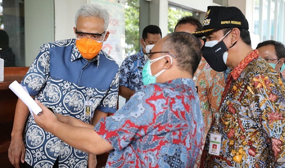 Bupati Rembang, Abdul Hafidz (bertopi), mendampingi Gubernur Ganjar Pranowo melihat penanganan pasien Covid-19 di RSUD Dr R Soetrasno, Kabupaten Rembang, Rabu (21/7)