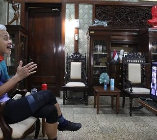 Gubernur Ganjar Pranowo menjadi narasumber melalui daring di acara Penutupan Masa Pengenalan Lingkungan Sekolah (MPLS) SD Marsudirini, Semarang, Jumat (16/7)