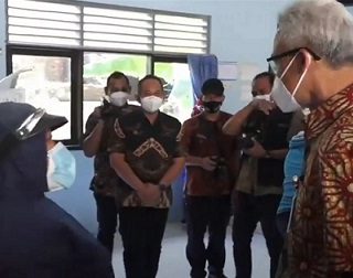 Gubenur Jateng Ganjar Pranowo berdialog dengan bidan Desa Suruhkalang, Ridwan Rani Pitoyo.