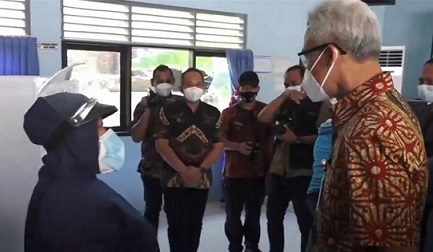 Gubenur Jateng Ganjar Pranowo berdialog dengan bidan Desa Suruhkalang, Ridwan Rani Pitoyo.