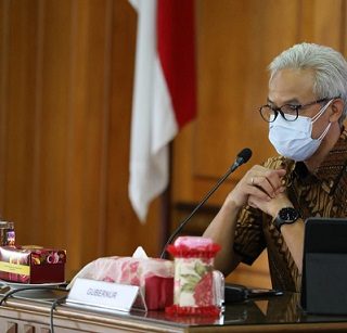 Gubernur Ganjar Pranowo menghadiri Rapat Koordinasi melalui video conference terkait Evaluasi PPKM Darurat di Jateng dan DIY