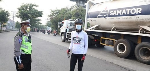 Sambil bersepeda Gubernur Jateng Ganjar Pranowo memantau suasana penerapan PPKM Darurat di beberapa ruas jalan