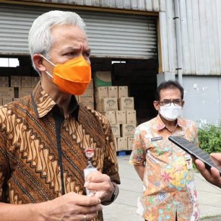 Gubernur Jawa Tengah, Ganjar Pranowo, mengecek kiriman vaksin di gudang Kawasan Industri Tambakaji