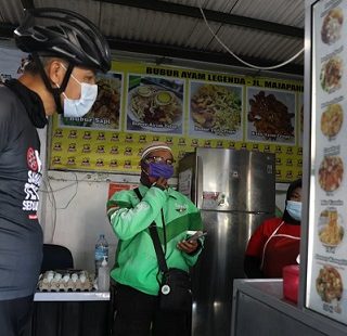 Gubernur Ganjar Pranowo bersepeda pagi dan singgah di pedagang bubur ayam Legenda di Majapahit, Semarang, Senin (26/7). Pemilik bubur ayam Legenda menyediakan sarapan gratis bagi warga terpapar Covid yang sedang menjalani isolasi mandiri dan kesulitan mendapatkan makanan