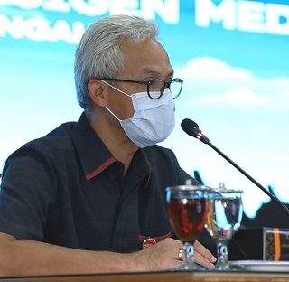 Gubernur Jateng, Ganjar Pranowo, memimpin Rakor Ketersediaan Oksigen Medis di kantornya, Selasa (13/7)