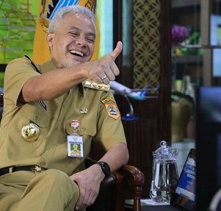 Gubernur Jateng Ganjar Pranowo memimpin Rembug Desa virtual dengan para Kades Banyumas secara daring, Senin (26/7)