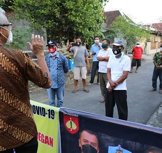 Gubernur Ganjar Pranowo meninjau Dukuh Ngadipuro RT 01/04, Desa Grajegan, Kecamatan Tawangsari Kabupaten Sukoharjo yang melakukan lockdown karena puluhan warganya positif Covid-19