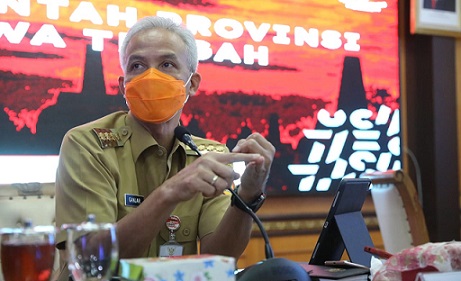 Gubernur Jateng, Ganjar Pranowo, memimpin rapat penanganan Covid-19 di gedung A lantai 2 Pemprov Jateng, Senin (26/7)