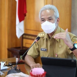 Gubernur Jateng, Ganjar Pranowo memimpin rapat koordinasi Covid-19 di kantor gubernuran, Senin (5/7)