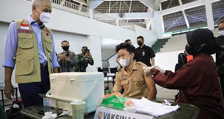 Vaksinasi Covid-19 bagi anak usia 12-17 tahun dalam rangka Hari Anak Nasional Tahun 2021 berlangsung di GOR Patriot Kodam IV/Diponegoro, Jumat (23/7)