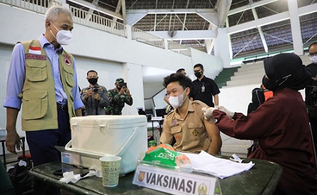Vaksinasi Covid-19 bagi anak usia 12-17 tahun dalam rangka Hari Anak Nasional Tahun 2021 berlangsung di GOR Patriot Kodam IV/Diponegoro, Jumat (23/7)