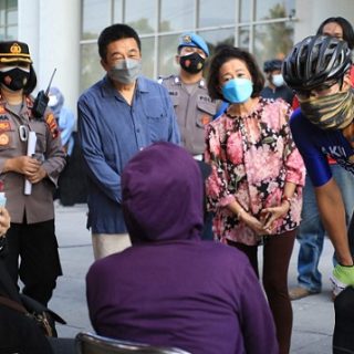 Gubernur Ganjar Pranowo, meninjau kegiatan vaksinasi di Holly Stadium Semarang