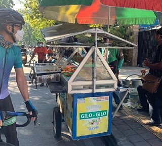 Gubernur Jateng Ganjar Pranowo, gowes dan memborong dagangan 'gilo-gilo' milik Supri di pinggir Jalan Tuntang, Selasa (27/7)