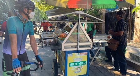 Gubernur Jateng Ganjar Pranowo, gowes dan memborong dagangan 'gilo-gilo' milik Supri di pinggir Jalan Tuntang, Selasa (27/7)