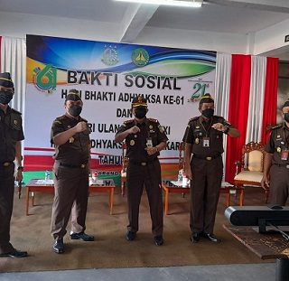 Kajati Jateng Priyanto beserta jajaran saat menggelar baksos serempak, Selasa (13/7)