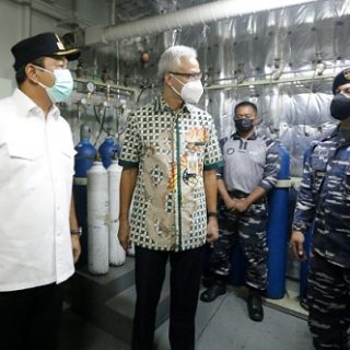 Wali Kota Semarang Hendrar Prihadi meninjau proses pengisian tabung oksigen oleh KRI Dr Suharso di Pelabuhan Tanjung Mas, Rabu (28/7).