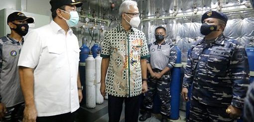 Wali Kota Semarang Hendrar Prihadi meninjau proses pengisian tabung oksigen oleh KRI Dr Suharso di Pelabuhan Tanjung Mas, Rabu (28/7).
