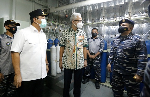 Wali Kota Semarang Hendrar Prihadi meninjau proses pengisian tabung oksigen oleh KRI Dr Suharso di Pelabuhan Tanjung Mas, Rabu (28/7).